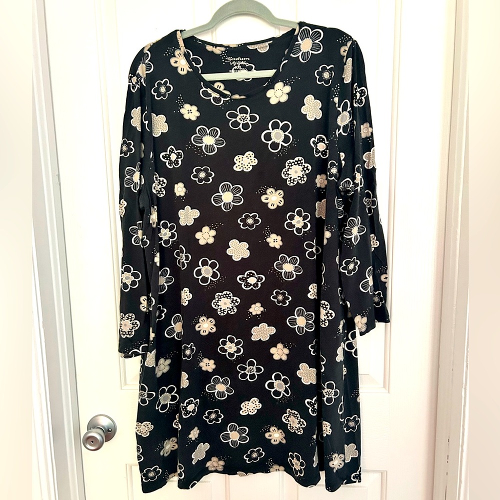Black dress or tunic with flower pattern. Gudrun Sjoden. Cotton Modal.